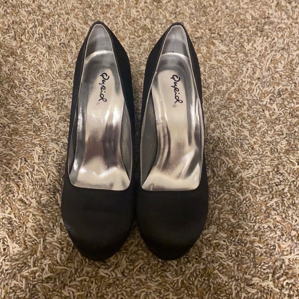Black heels with sequined heel